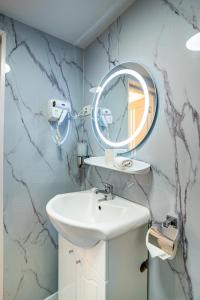 Iancu Jianu Premium Stay Apartment في بوخارست: حمام مزود بحوض ومِرآة +35 صورة