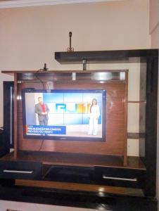 Μια τηλεόραση ή/και κέντρο ψυχαγωγίας στο flat esdutios aconchegante