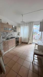 Nhà bếp/bếp nhỏ tại Mia Apartment- Seaside with garden