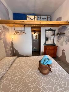 Camera di Zio Peppe- Vintage Room في سانتا تيريزا غالّورا: غرفة نوم بها سرير مع سلة عليه