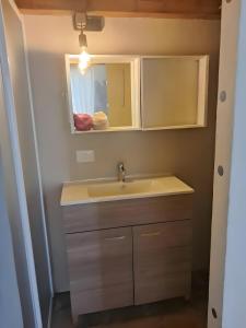 Camera di Zio Peppe- Vintage Room في سانتا تيريزا غالّورا: حمام مزود بحوض ومِرآة