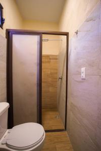 um banheiro com vaso sanitário e chuveiro em Hotel Boutique Bahia Azul em Bacalar