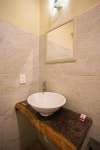 uma casa de banho com um lavatório e um espelho num balcão em Hotel Boutique Bahia Azul em Bacalar mais 27 fotografias