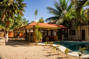 uma casa com piscina e palmeiras em Hotel Boutique Bahia Azul em Bacalar