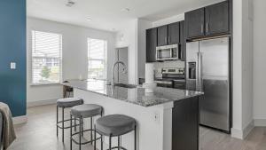 Nhà bếp/bếp nhỏ tại Landing at Eighty One10