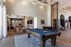 Bàn bi-da tại Landing at Eighty One10