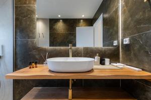 Koupelna v ubytování Pnoe Luxe Apartment & Spa, Naxos Town