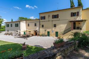 einen Blick auf ein Haus mit Innenhof in der Unterkunft Molino Del Prato - Volterra in Ulignano