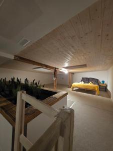 Ένα ή περισσότερα κρεβάτια σε δωμάτιο στο Apartament nad belkami