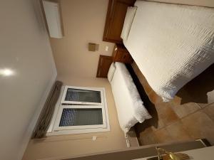 een kleine kamer met een raam in een badkamer bij Met y playa in Casas Devesa +24 foto's