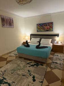 un dormitorio con dos pájaros negros sentados en una cama en Villa Sela Gem, en El Cairo