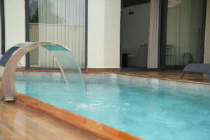 ein Springbrunnen in einem Schwimmbecken in der Unterkunft Cevizdibi Loft Villa in Kartepe + 4 Fotos