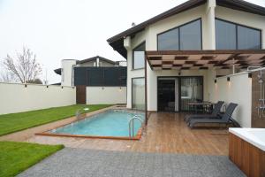 ein Haus mit einem Swimmingpool im Hinterhof in der Unterkunft Cevizdibi Loft Villa in Kartepe