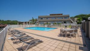 マーゲートにあるFalling Waters Guest Houseのパティオ(椅子、テーブル、プール付)