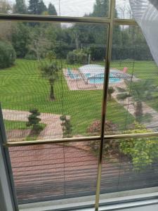 Bazén v ubytování Maison normandy chambre bleuet nebo v jeho okolí