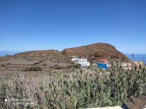 ein Haus auf einem Hügel neben dem Meer in der Unterkunft Casa Rural Aguarijo in Mocanal + 29 Fotos