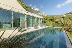ein Swimmingpool vor einem Haus in der Unterkunft Villa CLIFF HEAVEN HOUSE in Calheta