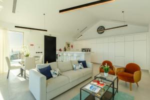 ein Wohnzimmer mit Sofa und Tisch in der Unterkunft Villa CLIFF HEAVEN HOUSE in Calheta