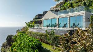 ein Haus auf einer Klippe mit Meerblick in der Unterkunft Villa CLIFF HEAVEN HOUSE in Calheta