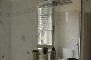 Lunigiana - Casa Anita Con Giardino في كاستيلنوفو ماغرا: حمام به مرآة ومرحاض ونافذة +25 صورة