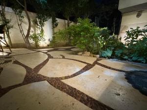 Una pasarela con un diseño de serpiente en el suelo. en Villa Sela Gem, en El Cairo