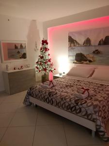 Un pat sau paturi într-o cameră la L' Aurora Azzurra casa vacanze Casa Maria