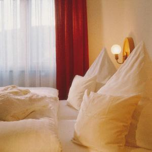 Giường trong phòng chung tại Oberdeisenhof Land- und Wanderhotel Garni