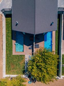 eine Draufsicht auf ein Haus mit einem Dach in der Unterkunft Cevizdibi Loft Villa in Kartepe