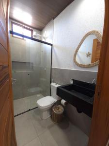 Un baño con ducha, inodoro y lavabo. en Portal do Kite, en Barra Grande