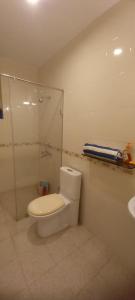 GTA&H BY Shan في كاندوليم: حمام مع مرحاض ودش ومغسلة