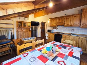 ジアーノ・ディ・フィエンメにあるAttico Lagorai - Alpine Stay Apartmentsのテーブル、テーブルクロス付)