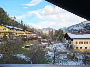 ジアーノ・ディ・フィエンメにあるAttico Lagorai - Alpine Stay Apartmentsの建物のある村の窓からの眺め