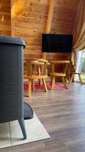 un soggiorno con TV a schermo piatto e tavolo di Vila Caričić Žabljak a Žabljak