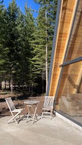 due sedie e un tavolo sul lato di una casa di Vila Caričić Žabljak a Žabljak