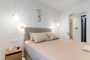 Postel nebo postele na pokoji v ubytování Pnoe Luxe Apartment & Spa, Naxos Town + 85 fotografií