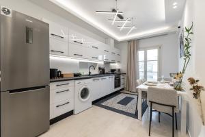 Kuchyň nebo kuchyňský kout v ubytování Pnoe Luxe Apartment & Spa, Naxos Town