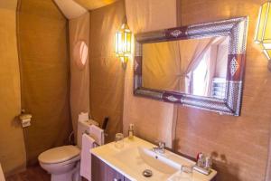 Ένα μπάνιο στο Luxury Camp Glamping +26 φωτογραφίες