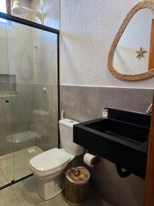 Un baño con inodoro, ducha y lavabo. en Portal do Kite, en Barra Grande