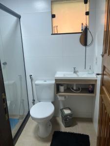 Phòng tắm tại Sítio da Sara com água mineral, rio e muito verde +16 ảnh