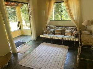 Khu vực ghế ngồi tại Sítio da Sara com água mineral, rio e muito verde