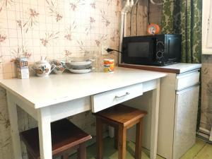 a microwave sitting on top of a kitchen counter at Casa del Cervo in Chişinău