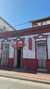 拉塞雷纳Hostal Valles del Mar的一栋红白相间的老房子，有一扇门