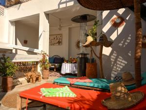 O zonă de relaxare la Riad Dar Fena By K&G &jacuzzi