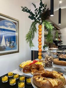 un tavolo apparecchiato con tanti tipi diversi di cibo di Best Western Hotel Martello a Lampedusa Altre 40 foto