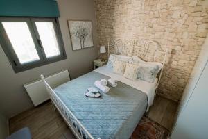 Un dormitorio con una cama con toallas. en Armonia Pramanta Mountain Tzoumerka, en Pramanta 52 fotos más