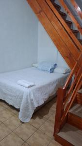 拉塞雷纳Hostal Valles del Mar的木楼梯间内的一张床位