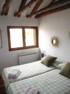 a bedroom with two beds and a window at Casa Alejandra in Murchante