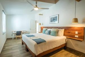una camera con un grande letto e un ventilatore a soffitto di Casita Walk to Surf and Town a Punta Mita