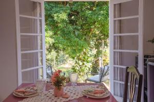 Κήπος έξω από το Quinta do Vale - Casa de Boneca: Piscina, lago, caiaque, cascata