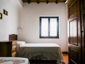 a bedroom with two beds and a window at I Profumi Dell'Orto - Campagnatico in Preselle +25 photos